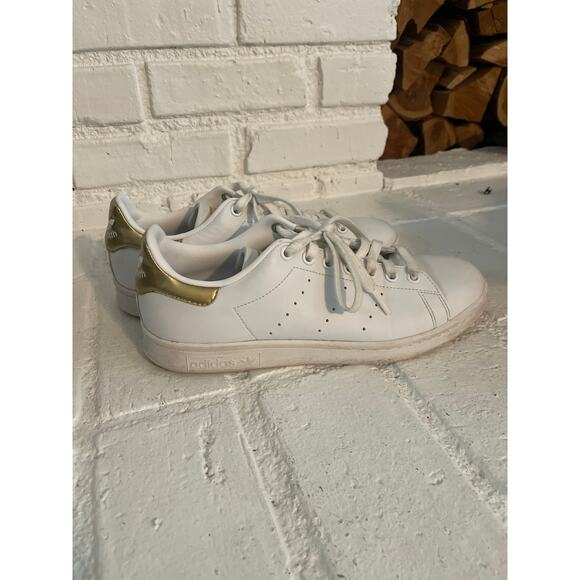 Adidas Stan Smith Size 9 White Gold Athletic Lifestyle Shoes Sneakers - Picture 1 of 6